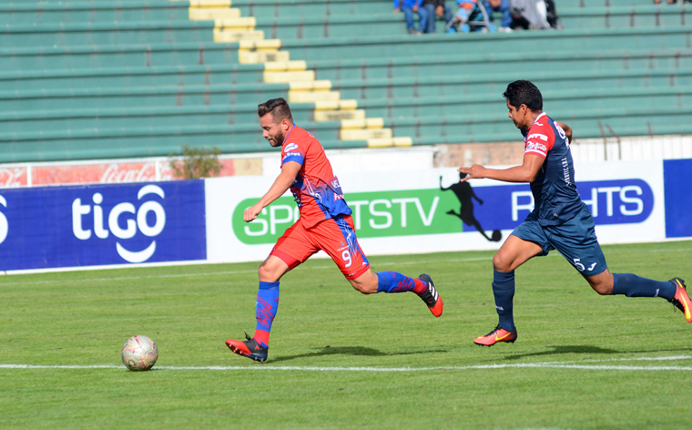 Universitario recibe a Wilster
